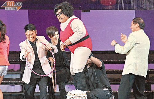 曾志伟模仿肥姐演踩鸡蛋 称儿媳开骂因账号被盗