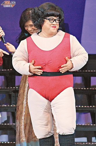 曾志伟模仿肥姐演踩鸡蛋 称儿媳开骂因账号被盗
