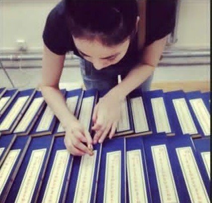 王菲神情专注亲手钤印经书 通过网络分享感悟