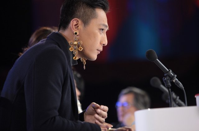 达人秀首录欢乐多 刘烨登台表演遭“全体淘汰”